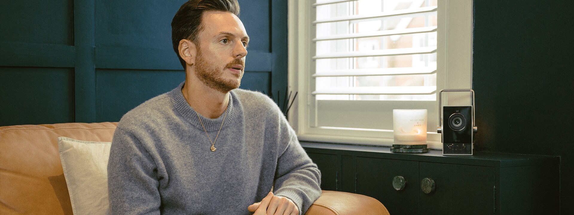 Nick intervista mentre è seduto sul divano del soggiorno