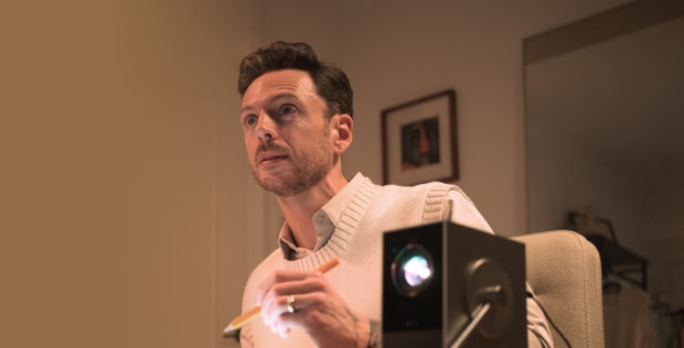 Nick è profondamente impegnato nel lavoro di design utilizzando il proiettore LG CineBeamQ.