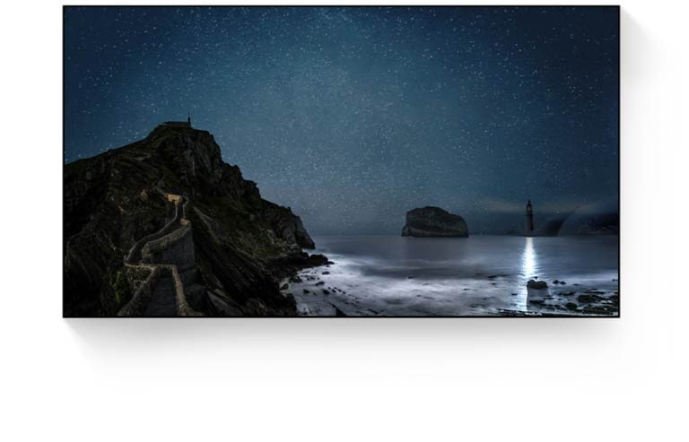 Une vitrine de l’évolution de la technologie LG OLED. Une image de l’océan vu de nuit appara?t sur l’écran. Le curseur qui le traverse symbolise l’évolution de HDR PRO en 2016 et 2018, en passant par HDR10 Pro en 2019 pour arriver à HGIG en 2020. Une image des tours Petronas appara?t en 4K avant de se convertir en 8K. Une image de Cinque Terre appara?t avec le processeur au centre : passant du processeur intelligent α7 au Processeur intelligent α9, qui sera ensuite décliné en Processeur intelligent α9 Gen2, Processeur intelligent α9 Gen3 et Processeur intelligent α9 Gen5.
