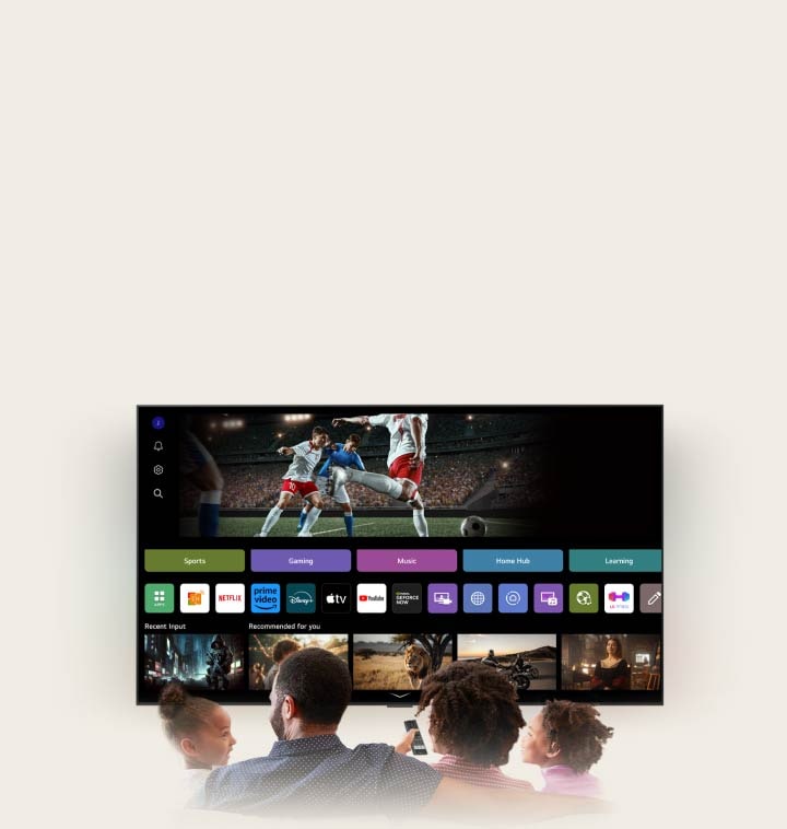 4人家族がLG AI TVの周りに集まっている。リモコンを持つ人の周りに円が現れ、各自の名前を示している。これは、AI Voice IDが各ユーザーの聲紋をどのように認識しているかを示している。webOSインターフェースはその後、AIがどのようにアカウントを自動的に切り換えてパーソナライズされたコンテンツを推奨するかを示す。