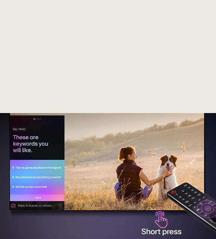 LG TVのスクリーンの前にあるLG AI Magic Remote。スクリーンにはLG AIからのパーソナライズされた挨拶とともに、ユーザーの検索履歴と閲覧履歴に基づくカスタムのキーワードが表示されている。リモコンの近くに、AIボタンを短く1回押すだけで手軽にAI Concierge機能にアクセスできることを示すアイコンとラベルが表示されている。