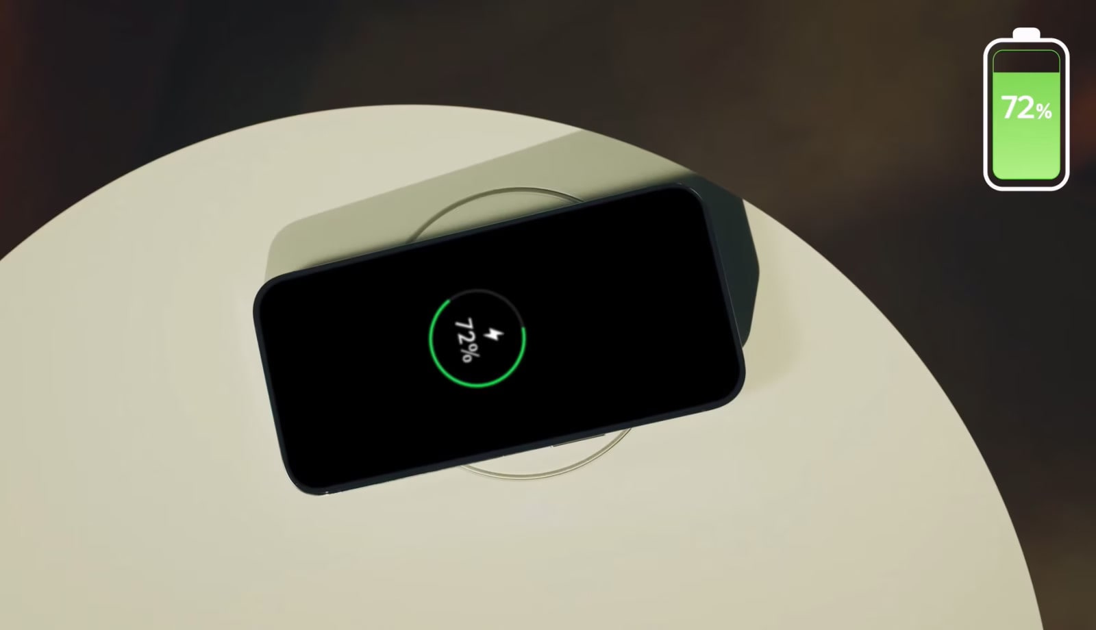 攜帯電話が製品上部の充電領域に置かれています。本製品はテーブルのように使用でき、スマートフォンを便利に充電できます。