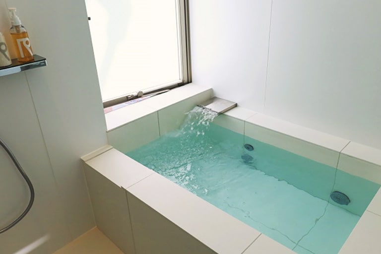 浴室ももちろん白。常に最適な溫度の湯が張られた?「エニータイムバス」