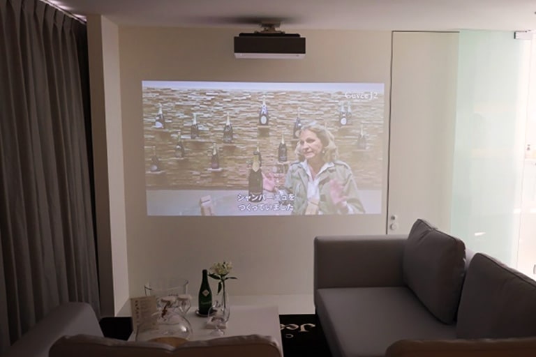 客室ごとに異なるメゾンをテーマにしているため、?見られるムービーは部屋によって異なります?