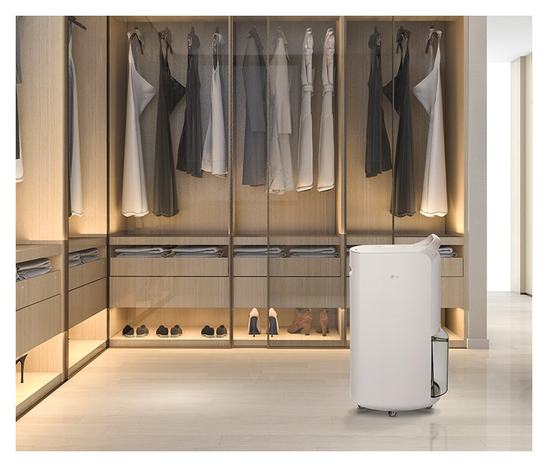 コーミングベージュのLG Puricare?除濕機が衣服のつまった著替え室に設置されている。