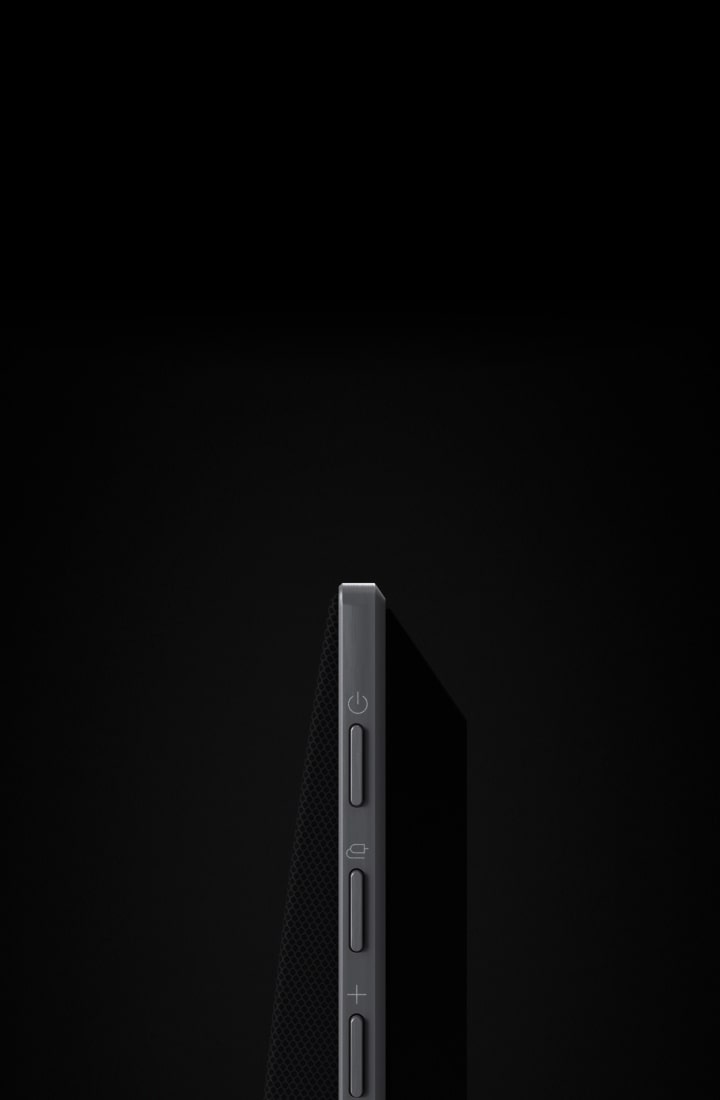 LG Soundbarが、黒い背景の前で開いてSoundbarのサイドボタンを見せ、水平に移動しながら回転してデザインの全體を表示する。黒い背景がLG TVの設置されている壁に変わる。Soundbarもその壁にマウントされている。