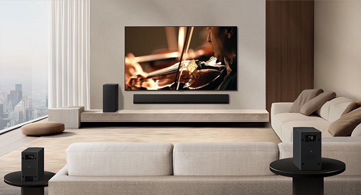 モダンなマンションにLG Soundbar、LG TV、サブウーファー、背面スピーカーがある。背景は薄暗く、LG TVから空間をスキャンするようにグリッドオーバーレイの畫像が現れる。點線が背面スピーカーのひとつから延び、2臺の背面スピーカーが1列に並んでいることを示している。粒子で作られた白い音波が、背面スピーカーの正面方向から流れてくる。
