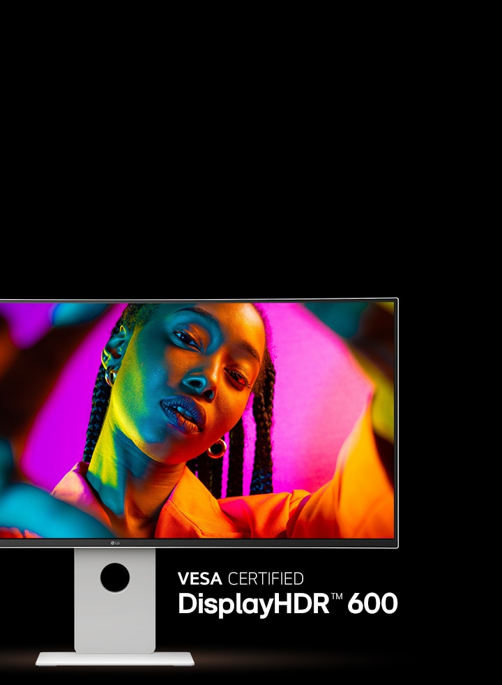 UltraFineモニターの正面畫像に少女の畫像が映り、その色彩の正確さを示している。