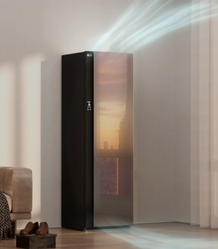 リビングルームのLG Stylerが自動的に部屋全體の空気を循環している。Styler內の衣服はリフレッシュされ、リビングルームは除濕されている。