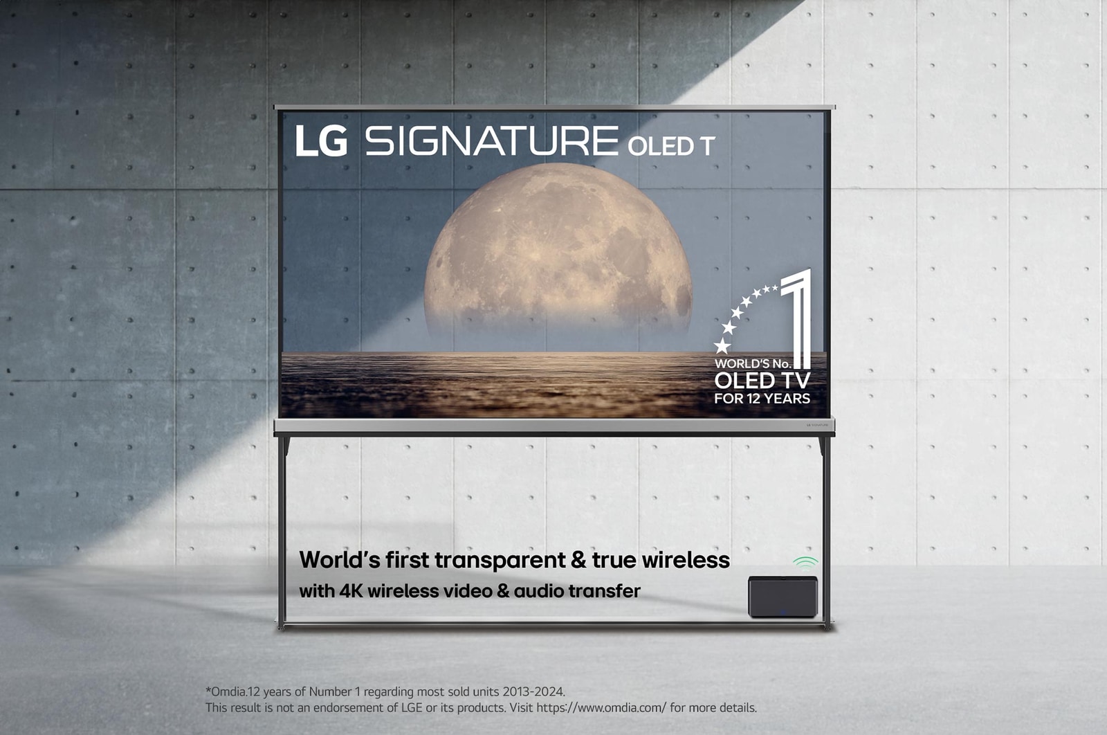 Вид спереди на LG SIGNATURE OLED T, эмблема ?12 лет №1 в мире среди OLED? и логотип LG SIGNATURE OLED T встроены над фоном с Луной над берегом на прозрачном экране. Приставка для нулевого подключения с беспроводной передачей аудио и видео 4K 120Hz подключена к телевизору, и из нее исходит сигнал Wi-Fi.
