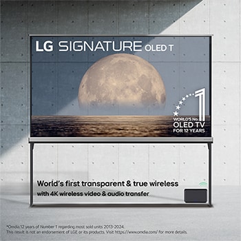 Вид спереди на LG SIGNATURE OLED T, эмблема ?12 лет №1 в мире среди OLED? и логотип LG SIGNATURE OLED T встроены над фоном с Луной над берегом на прозрачном экране. Приставка для нулевого подключения с беспроводной передачей аудио и видео 4K 120Hz подключена к телевизору, и из нее исходит сигнал Wi-Fi.