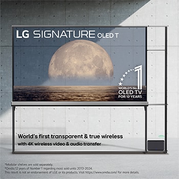 Вид спереди на LG SIGNATURE OLED T, эмблема ?12 лет №1 в мире среди OLED? и логотип LG SIGNATURE OLED T встроены над фоном с Луной над берегом на прозрачном экране. Приставка для нулевого подключения с беспроводной передачей аудио и видео 4K 120Hz подключена к телевизору и расположена на модульной полке, и из нее исходит сигнал Wi-Fi.