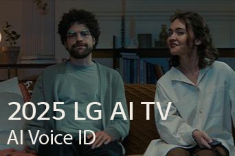 Виден заголовок: ?2025 LG AI TV, Al Voice ID?. Мужчина и женщина сидят на кушетке, в руках у них пульт.