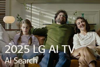 Виден заголовок: ?2025 LG AI TV, Al Search?. Семья из троих людей сидит на кушетке в гостиной.