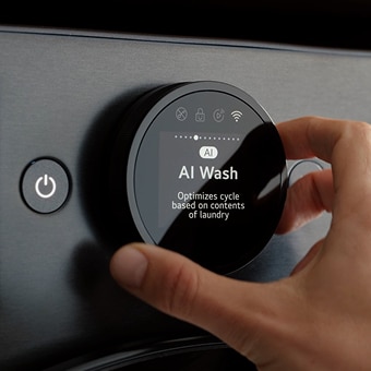 Рука настраивает цикл AI Wash на стиральной машине LG с помощью умного поворотного регулятора.