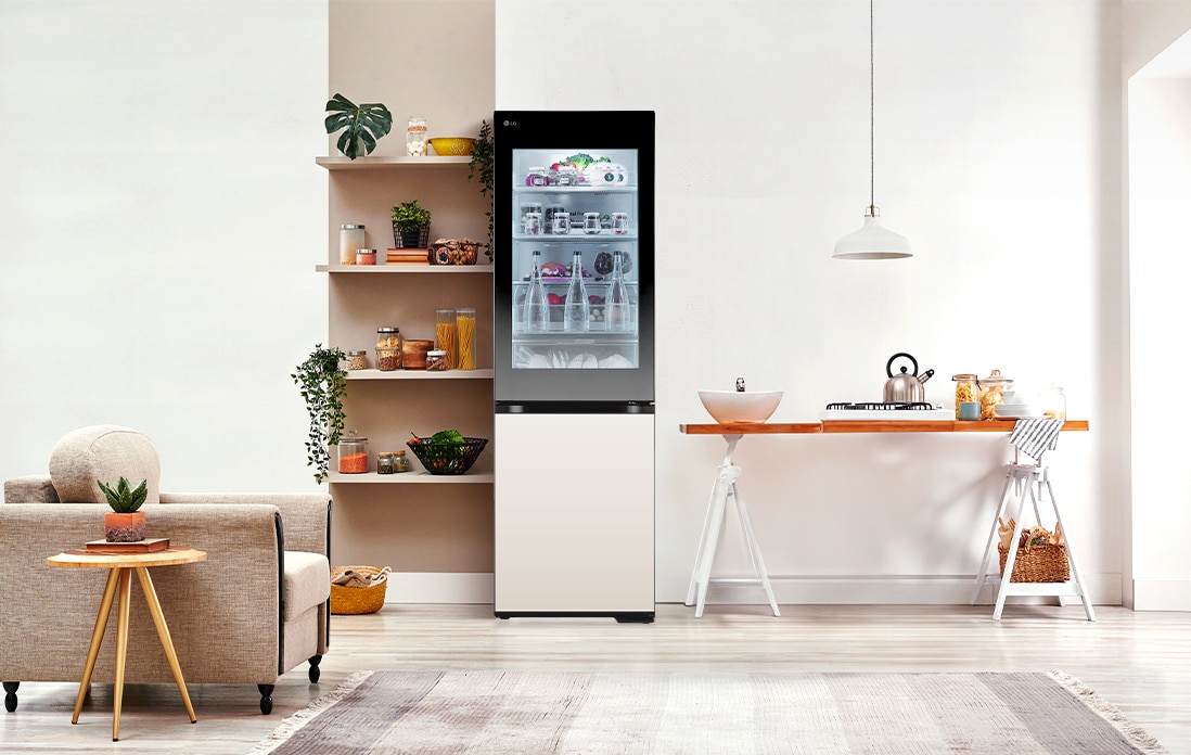 нижняя морозильная камера lg с функцией instaview в белой современной кухне.	