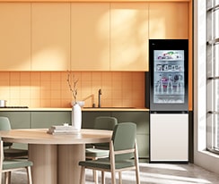 нижняя морозильная камера lg с функцией instaview в оранжевой современной кухне.	