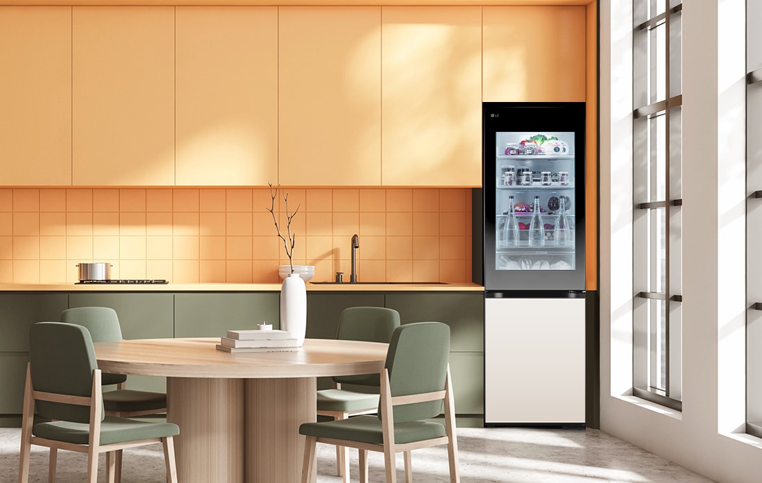 нижняя морозильная камера lg с функцией instaview в оранжевой современной кухне.	