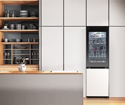 нижняя морозильная камера lg с функцией instaview в синей современной кухне.	