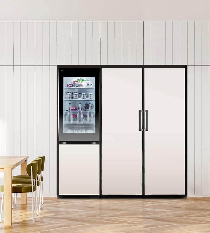 Холодильник LG с нижней морозильной камерой и функцией InstaView, установленный в современной кухне с просторной коллекцией LG Objet Collection.	