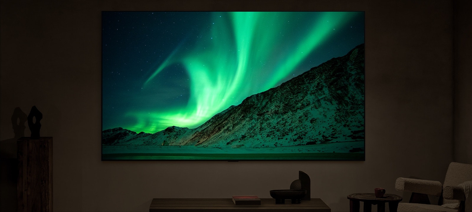 La LG TV dans un espace de vie moderne le soir. L’étiquette dit ??nuit??. AI Brightness Control garantit que l’image des aurores boréales sur la TV est affichée avec le niveau de luminosité parfait en fonction de la lumière dans la pièce