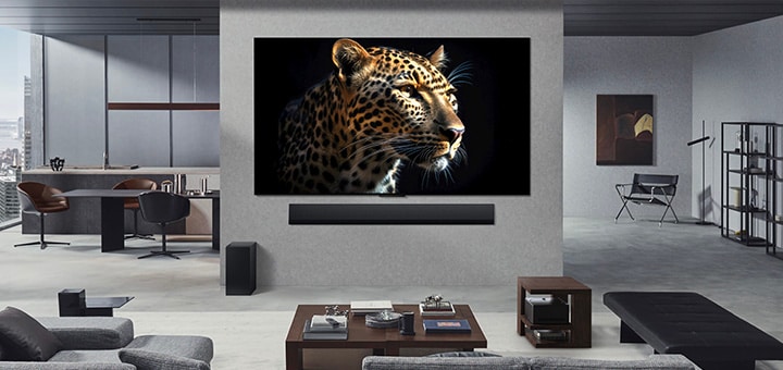 TV LG OLED M5 et LG Soundbar à fixation murale dans le salon d’un appartement chic. Bo?tier Zero Connect caché sous une table d’appoint.