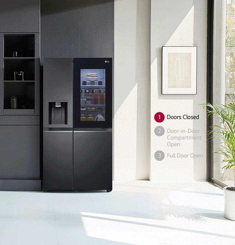 Réfrigérateur LG noir avec porte en verre transparente montrant des boissons et des aliments, dans une cuisine moderne.