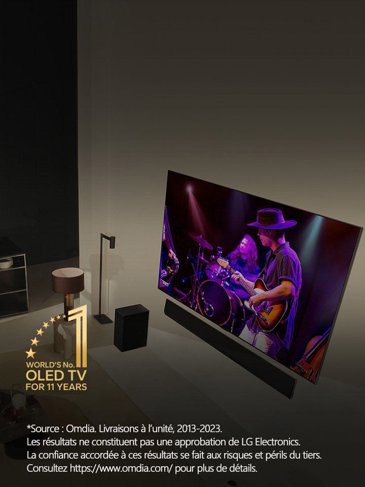 Vue aérienne d’un homme et d’une femme qui regardent un concert sur une OLED TV grand écran dans un appartement moderne. L’emblème ??World's No. 1 OLED TV for 11 Years?? figure dans l'image. Un avis de non-responsabilité est affiché?: ??Source?: Omdia. Livraisons à l’unité, 2013-2023. Les résultats ne constituent pas une approbation de LG Electronics. La confiance accordée à ces résultats se fait aux risques et périls du tiers. Consultez https://www.omdia.com/ pour plus de détails.??