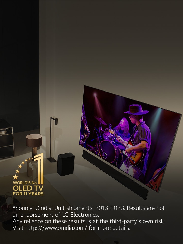 Vue aérienne d'un homme et d'une femme regardant un concert sur un grand téléviseur OLED dans un appartement moderne. L'emblème ??Téléviseur OLED n°?1 mondial depuis 11 ans?? appara?t sur l'image. Une clause de non-responsabilité indique?: ??Source?: Omdia. Expéditions d'unités, 2013-2023. Les résultats ne constituent pas une approbation de LG Electronics. Toute confiance accordée à ces résultats est aux risques et périls du tiers. Visitez https://www.omdia.com/ pour plus de détails.??
