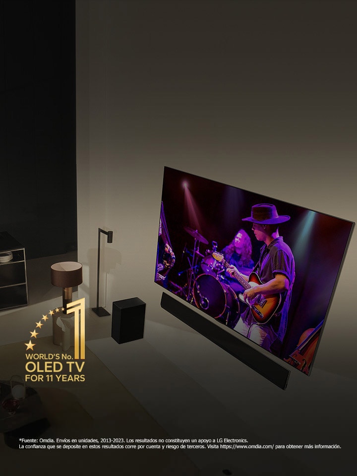 Una perspectiva desde arriba de un hombre y una mujer viendo un concierto en una OLED TV grande en un apartamento moderno. El emblema de “La OLED TV número?1 del mundo durante 11?a?os” está en la imagen. Un descargo de responsabilidad indica: “Fuente: Omdia. Envíos en unidades, 2013 a 2023. Los resultados no constituyen un apoyo a LG Electronics. La confianza que se deposite en estos resultados corre por cuenta y riesgo de terceros. Visita https://www.omdia.com/ para obtener más información”.