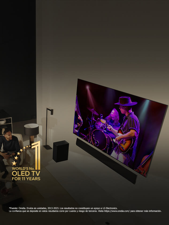 Una perspectiva desde arriba de un hombre y una mujer viendo un concierto en una OLED TV grande en un apartamento moderno. El emblema de “La OLED TV número?1 del mundo durante 11?a?os” está en la imagen. Un descargo de responsabilidad indica: “Fuente: Omdia. Envíos en unidades, 2013 a 2023. Los resultados no constituyen un apoyo a LG Electronics. La confianza que se deposite en estos resultados corre por cuenta y riesgo de terceros. Visita https://www.omdia.com/ para obtener más información”.