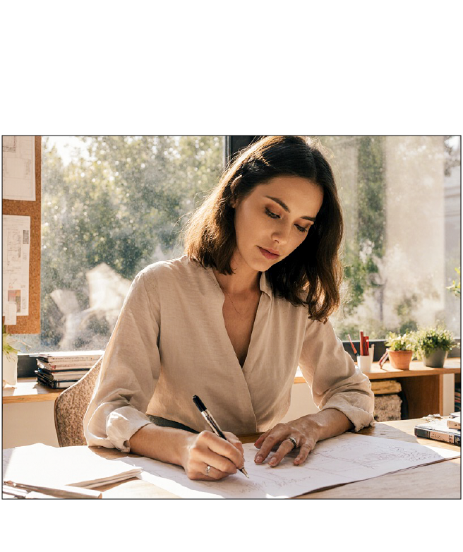 Consultor del hogar mirando un libro de dise?o en una oficina bien iluminada.