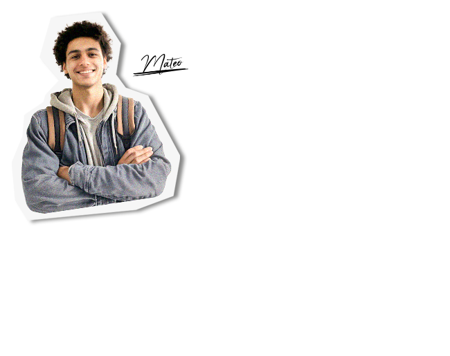 Ein l?chelnder junger Mann mit dunklen Haaren in einem Jeanshemd.