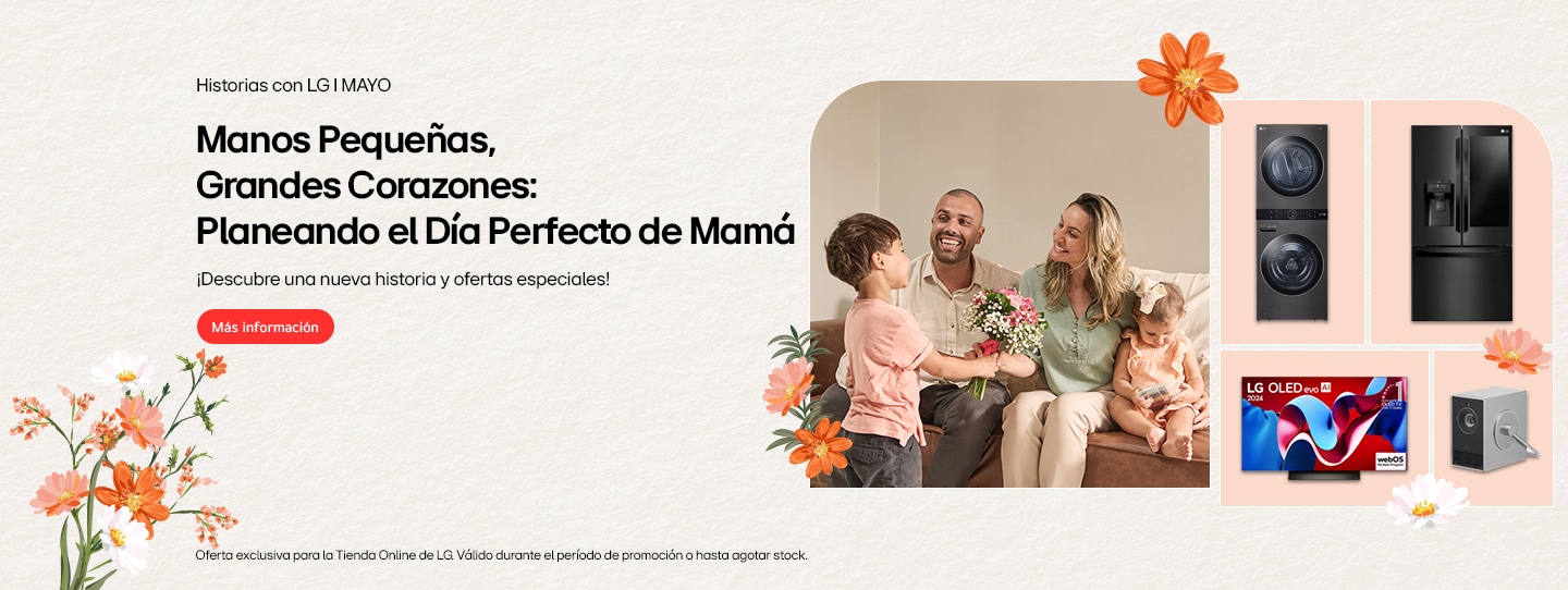 Los ni?os le dan flores a su madre sonriente que está sentada en el sofá.