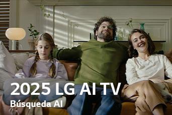 Se ve el título, 2025 LG AI TV, Búsqueda AI. Una familia de tres?personas sentada en el sofá de la sala de estar