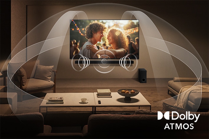 Sala de estar acogedora y tenuemente iluminada con una pareja viendo una película en su televisor LG QNED con LG Soundbar. Los gráficos muestran cómo Dolby Atmos llena el espacio con sonido envolvente desde todas las direcciones. El logotipo de Dolby Atmos está en la esquina inferior.