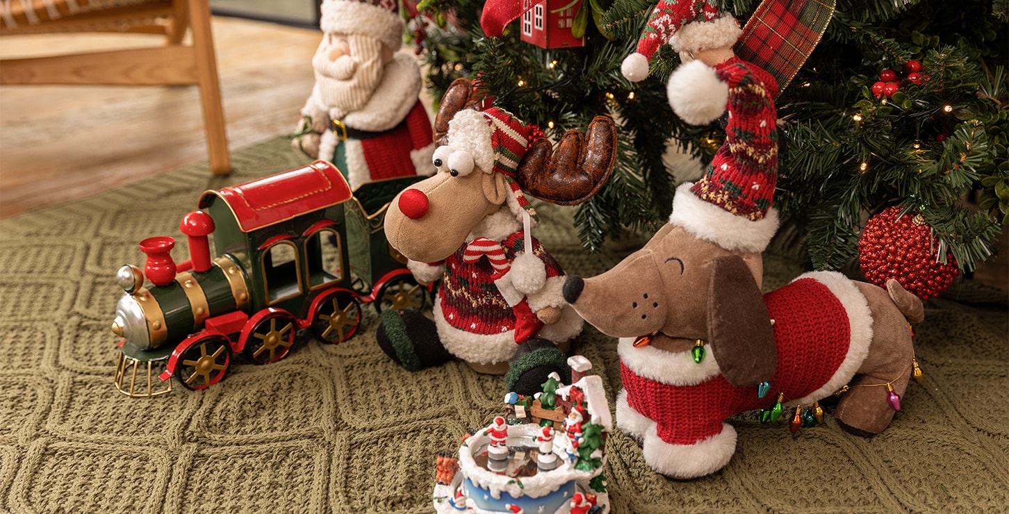 Adorables adornos navide?os se colocan debajo del árbol de Navidad.