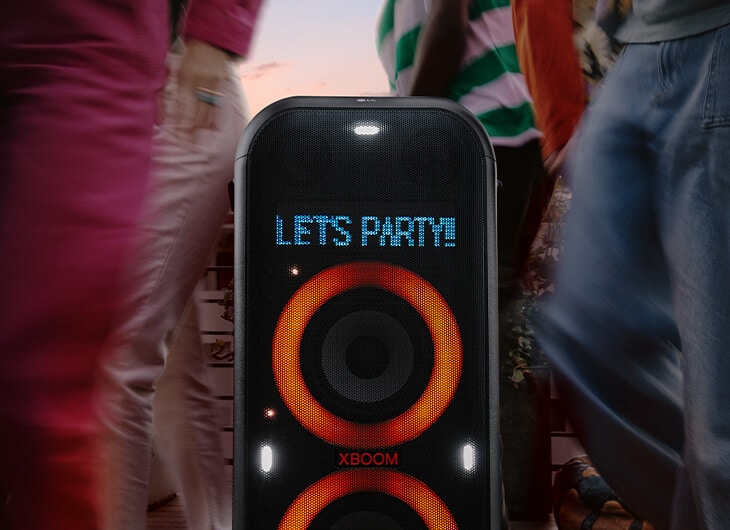 Bocina LG XBOOM mostrando el texto 'Let’s Party' con iluminación naranja, rodeada de personas listas para disfrutar de la música.