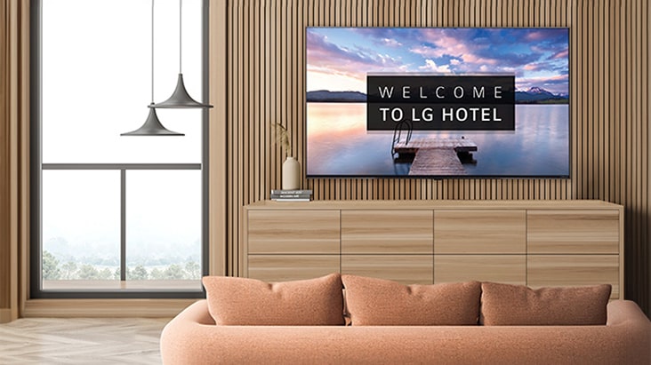 Una TV comercial LG está instalada en una habitación de hotel.