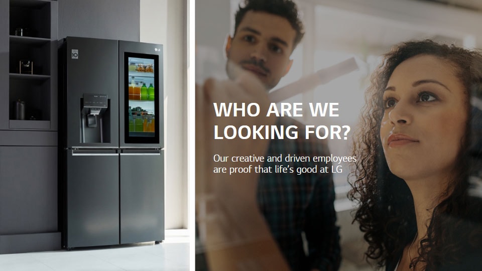 Un refrigerador LG con puerta francesa a la izquierda, un hombre y una mujer escribiendo en una pizarra a la derecha. El texto dice &quot;?A quién estamos buscando? Nuestros empleados creativos y motivados son la prueba de que la vida es buena en LG&quot;.