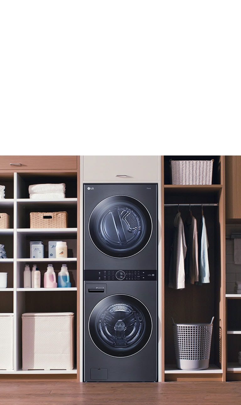 La LG WashTower? con dise?o estilizado maximiza el espacio en una sala de lavado organizada con muebles de almacenamiento.