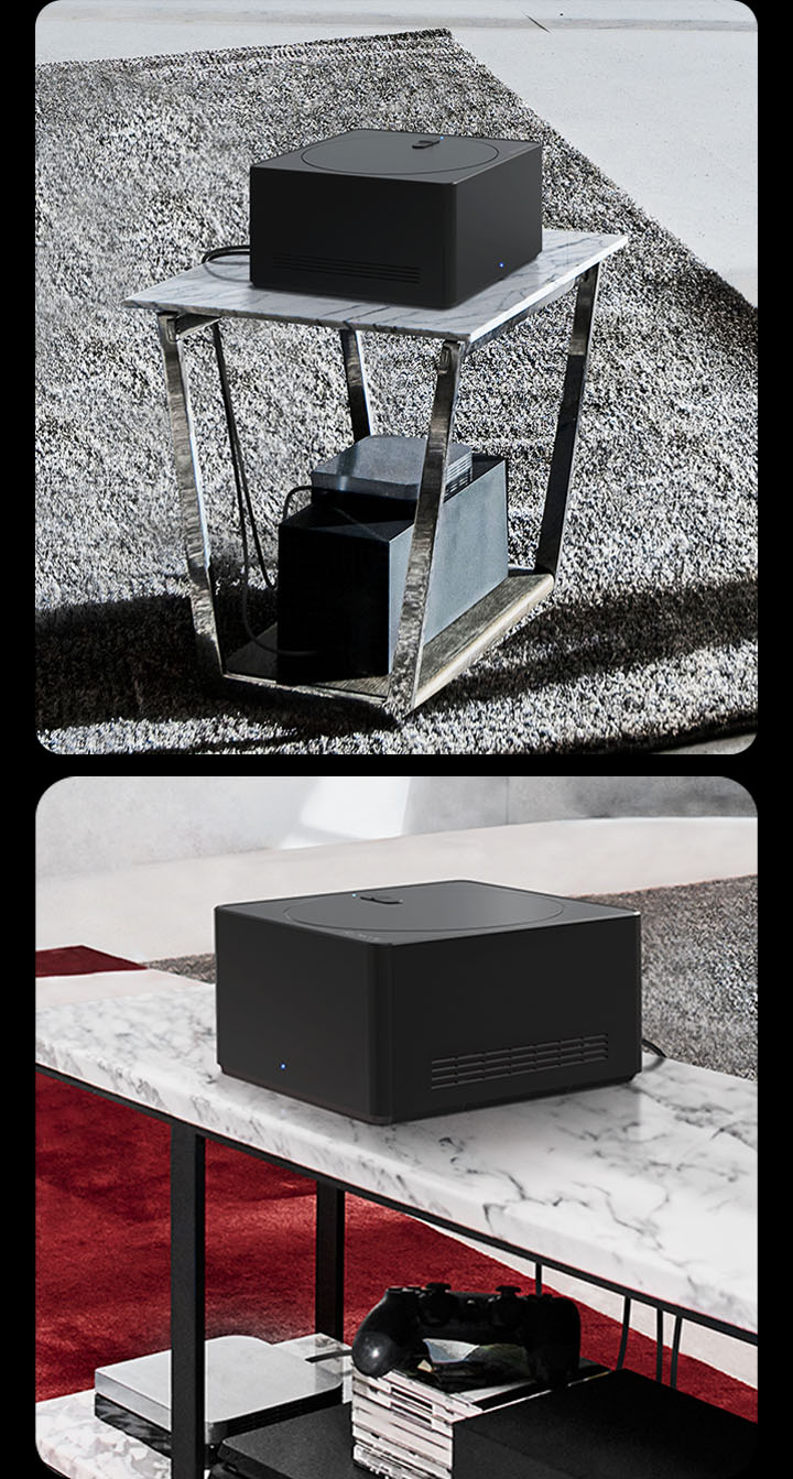 Tres imágenes muestran una Zero Connect Box. El primero muestra un cable conectado a la Zero Connect Box. El segundo muestra una Zero Connect Box encima de una peque?a mesa con dispositivos debajo. El tercero muestra una Zero Connect Box encima de una mesa grande con dispositivos y consolas debajo.