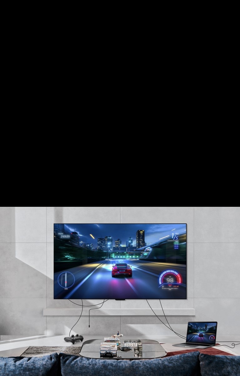 LG SIGNATURE OLED M4 montado en la pared de una sala de estar y una consola de juegos y una computadora portátil conectadas por cables desordenados a lo largo de la habitación. La consola y la computadora portátil se desvanecen y luego aparecen cuidadosamente organizadas con una Zero Connect Box sobre una mesa. Aparece una se?al de Wi-Fi roja y se emite un rayo rojo hacia el televisor y emergen círculos rojos.