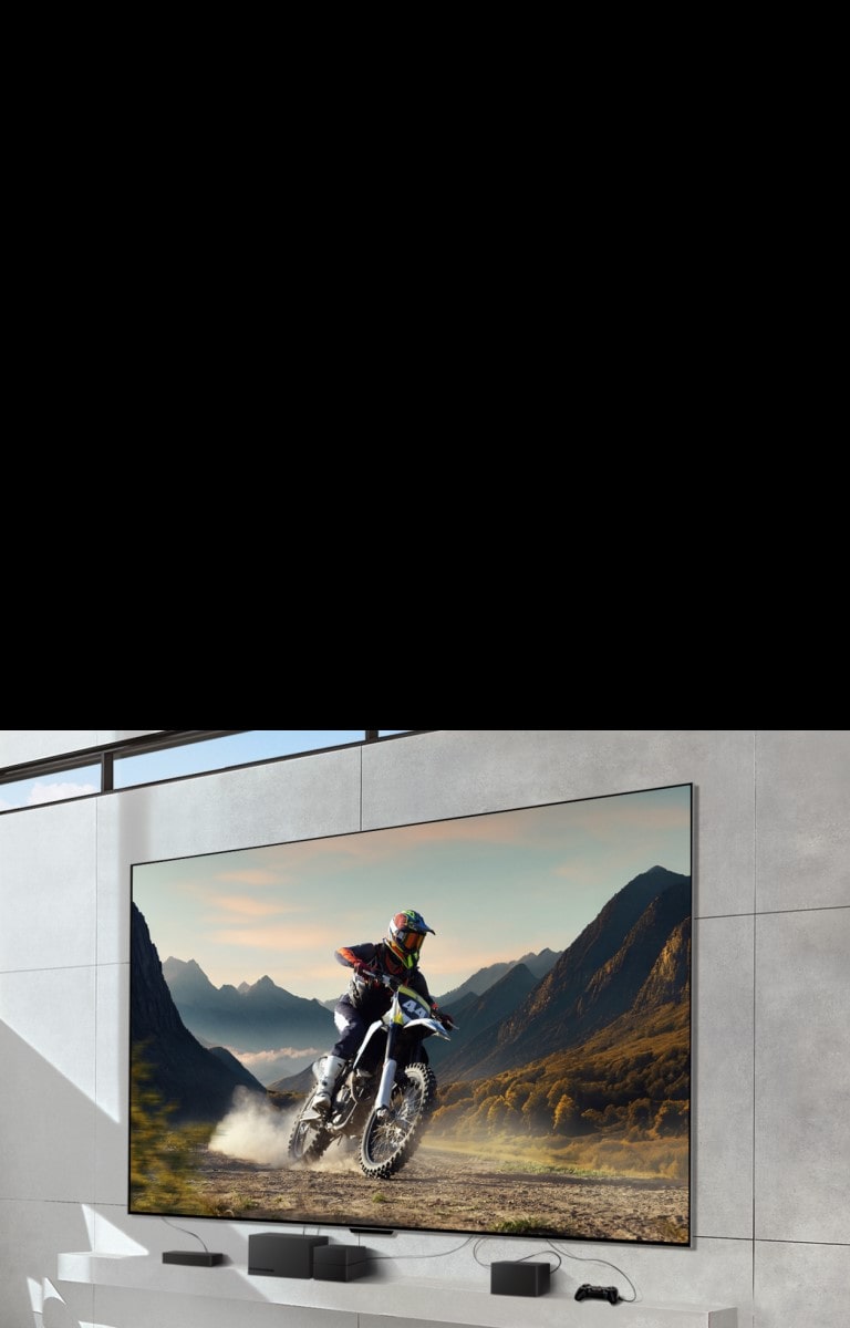 LG SIGNATURE OLED M4 montado en una pared que muestra a un hombre conduciendo una motocicleta por un camino de tierra y dispositivos conectados al televisor mediante cables desordenados debajo. Los dispositivos se desvanecen y la toma se aleja para revelar una sala de estar moderna y luminosa y una Zero Connect Box sobre una mesa con dispositivos cuidadosamente organizados debajo. La imagen se oscurece brevemente y resalta la Zero Connect Box y los dispositivos. Aparece una se?al de Wi-Fi roja y se emite un rayo rojo hacia el televisor y emergen círculos rojos.