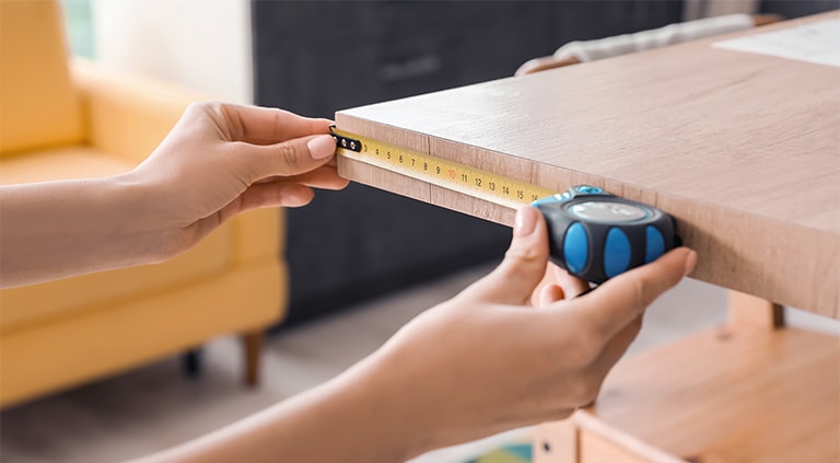 Verifica el tama?o del producto utilizando una cinta métrica para asegurar la precisión de las dimensiones antes de su uso.