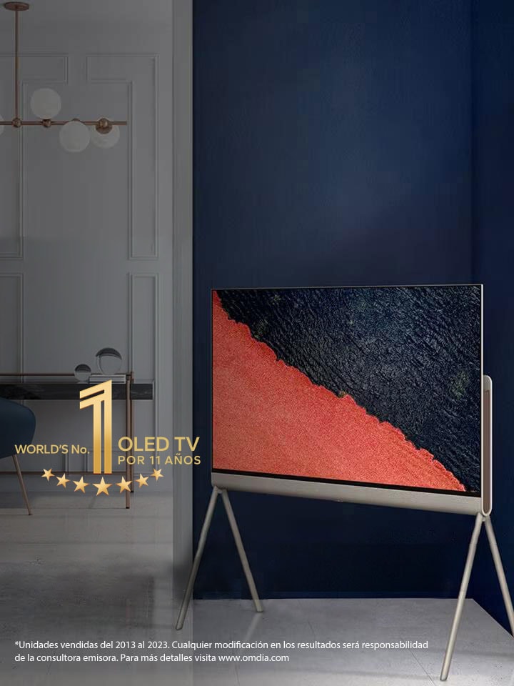 Una imagen de la OLED evo G3 de LG en la pared de un moderno y singular apartamento de Nueva York con una romántica escena nocturna reproduciéndose en la pantalla.  Emblema de la televisión OLED no.?1 del mundo desde hace 10?a?os.