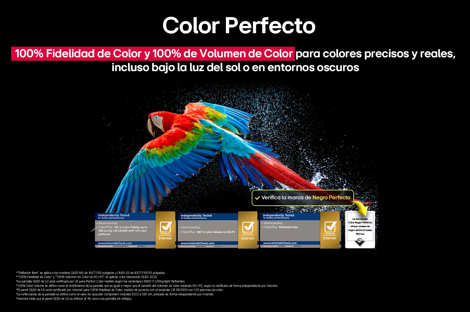 Un loro colorido en ultra alta definición sobre un fondo negro. A su alrededor hay gotas de agua suspendidas en el aire. La imagen muestra un Color Perfecto, ya que cada tono diferente del cuerpo del loro es vibrante y vívido. Se observan diferentes certificaciones de logotipos de UL e Intertek. Estos se refieren a su 100?% de fidelidad de color y 100?% de volumen de color. También se observa un texto: Verifica la marca de certificación de Color Perfecto.