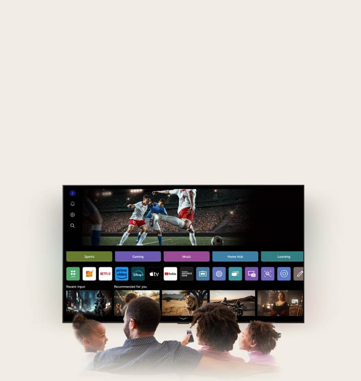 Cuatro?integrantes de una familia reunidos alrededor de una LG AI TV. Alrededor de la persona que sostiene el control remoto, aparece un círculo con su nombre. Esto muestra cómo AI Voice ID reconoce la voz única de cada usuario. Luego, en la interfaz de webOS, se muestra cómo la IA cambia automáticamente la cuenta y recomienda contenido personalizado. 
