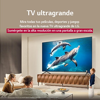 Una familia sentada en el sillón frente a una LG QNED TV situada sobre un soporte de televisión; una peque?a ni?a se?ala la pantalla que muestra dos delfines. El título habla de cómo puede disfrutar de la alta resolución en una pantalla gigante.