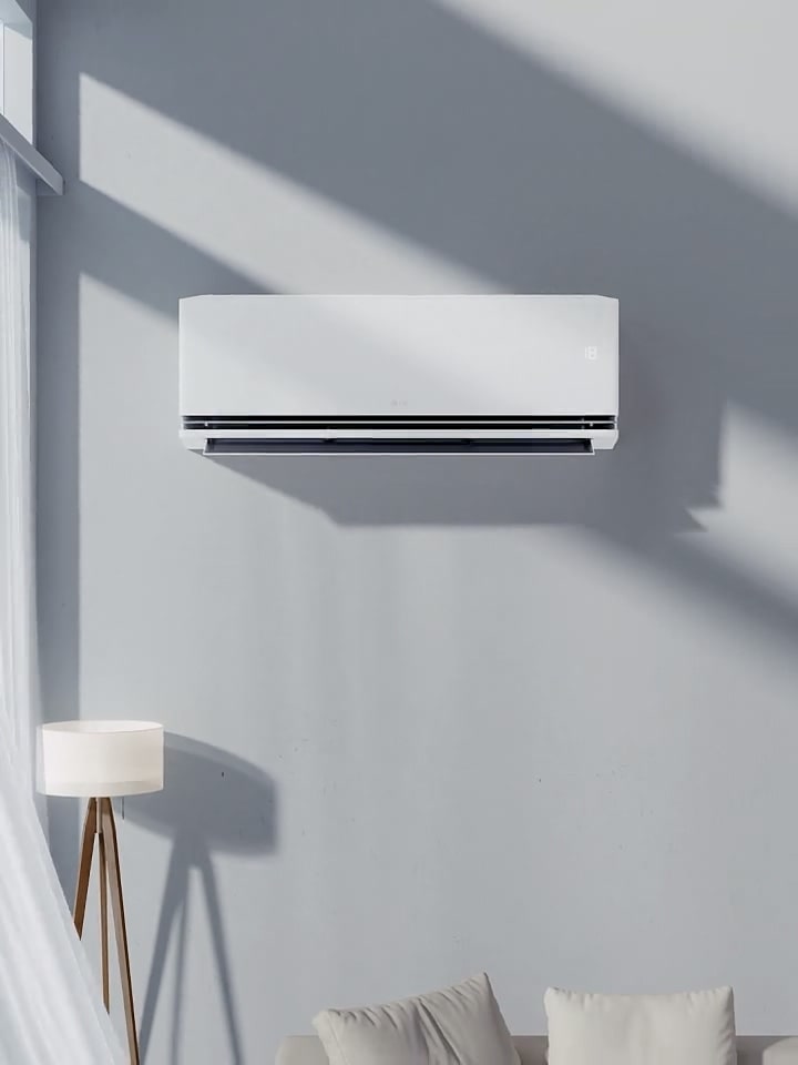 Aire acondicionado LG de pared, con dise?o elegante y visualización de temperatura a 18 °C en vídeo panorámico.